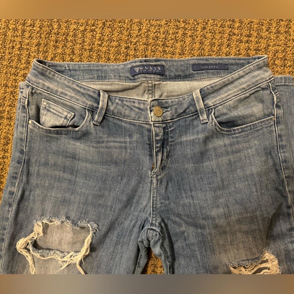 Guess skinny jeans. Destroyed look. Size 29.